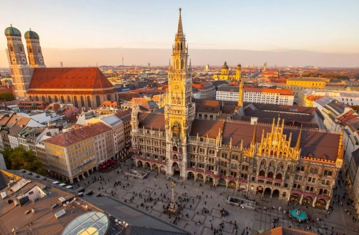 Is Munich or Frankfurt better for tourists?