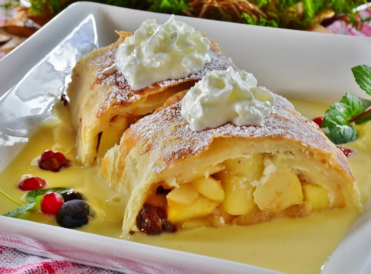 authentic Austrian apfelstrudel
