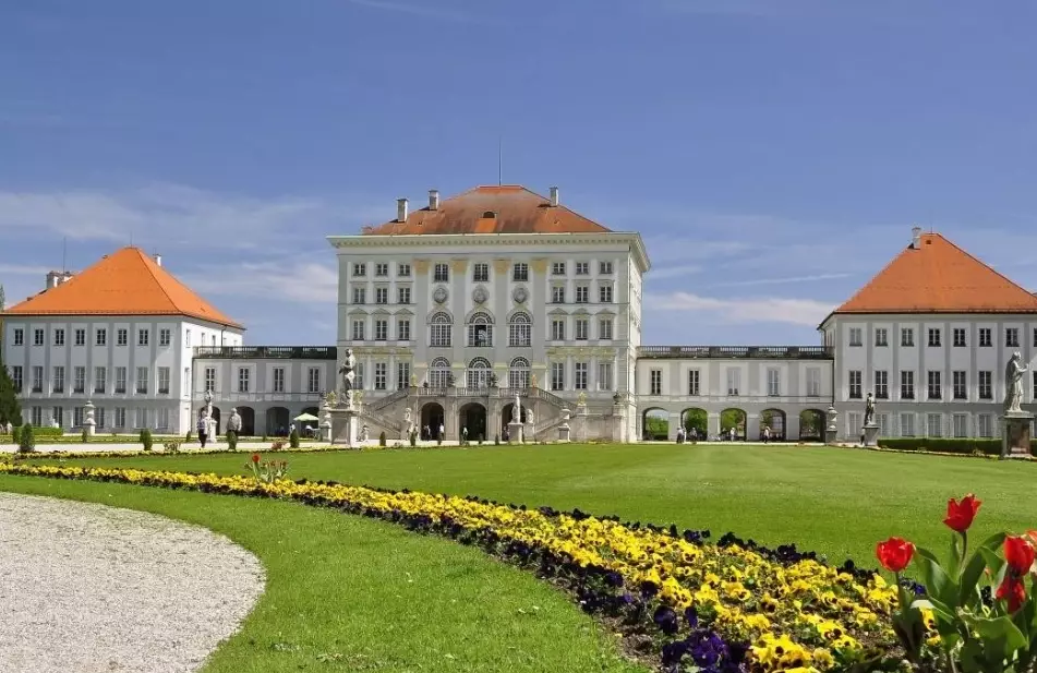 Can I Wear Jeans in Munich? A Local's Guide to Dressing Right