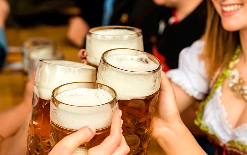 What Are German Beer Steins? Guide to Maß, Humpen & More